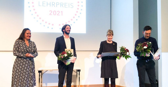 Landeslehrpreis 2021 | Foto: privat Von links nach rechts sind zu sehen: Dr. Manja Schüle (Ministerin), Dr. André Krügel, Dr. Sarah Risse und Daniel Backhaus. Das Foto ist privat.
