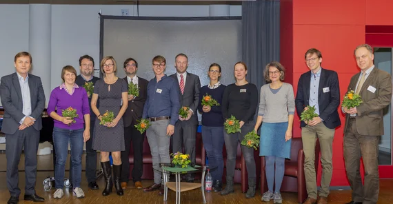 Uni-Präsident Prof. Oliver Günther, Ph.D. (links) mit den Neuberufenen auf dem Großen Professorium. Foto: Tobias Hopfgarten.