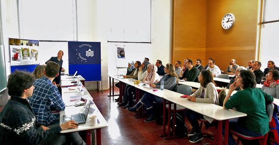 Teilnehmer des Refugee Teachers Programm bei der Eröffnung der dritten Kohorte am 23. März und die Initiatorin des Programms Prof. Dr. Miriam Vock (links). Foto: Sabine Rieder. Teilnehmer des Refugee Teachers Programm bei der Eröffnung der dritten Kohorte am 23. März und die Initiatorin des Programms Prof. Dr. Miriam Vock (links). Foto: Sabine Rieder.