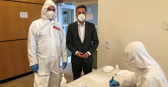 Der Präsident der Universität Potsdam, Prof. Oliver Günther, Ph.D. bei der mobilen Teststation auf dem Campus Am Neuen Palais. | Foto: Dr. Silke Engel Der Präsident der Universität Potsdam, Prof. Oliver Günther, Ph.D. bei der mobilen Teststation auf dem Campus Am Neuen Palais. | Foto: Dr. Silke Engel