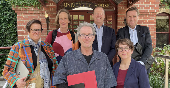 Gruppenfoto von sechs Personen vor einem Gebäude der University of Melbourne