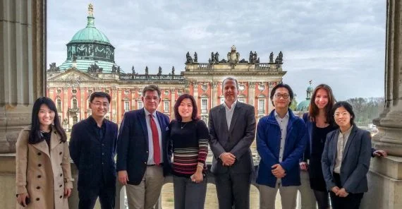 Prof. Dr. Florian J. Schweigert (3.v.l.), Erica Huang, CEO bei TechCode Global (4.v.l.) und Emon Wang, Geschäftsführer von TechCode Germany (3.v.r). Foto: Kuang Dai