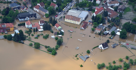 Das Bild zeigt die Überflutungen im Sommer 2021 in Deutschland. Foto: AdobeStock Das Bild zeigt die Überflutungen im Sommer 2021 in Deutschland. Eine Ortschaft versinkt im Hochwasser. Foto: AdobeStock