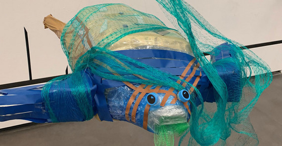Schildkröte im Fischernetz als Tape Art-Skulptur. Das Foto ist von Antje Horn-Conrad.