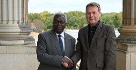 Der Botschafter von Ghana in Deutschland, Prof. Ohene Adjei, und der Präsident der Universität Potsdam, Prof. Oliver Günther, Ph.D. posieren für ein Foto. Sie schütteln die Hände.