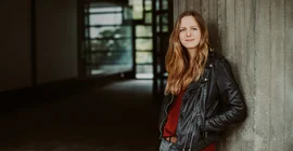 Auf dem Bild ist Lisa Schwetlick zu sehen.