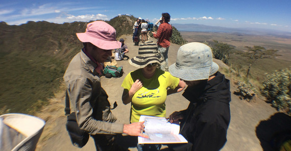 Diskussion am Kalderarand des Mount Longonot. Foto: Henry Wichura. Diskussion am Kalderarand des Mount Longonot. Foto: Henry Wichura.