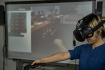 Die Virtual-Reality-Brille im Einsatz. | Foto: Tobias Hopfgarten