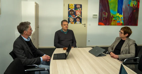 Auf dem Bild sind Peter Kostädt, Matthias Kühling und Barbara Höhle zu sehen.