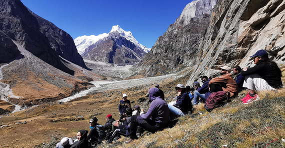 Dr. Schwanghart doziert im Feld. Im Hintergrund Satopanth-Gletscher und Mount Balakun (6471 Meter).