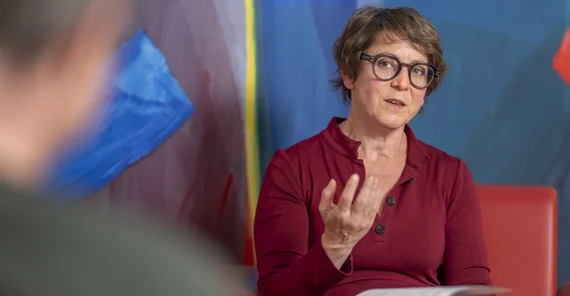 Eine Frau im Interview