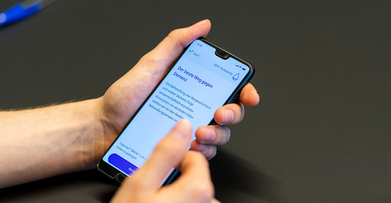 Someone is holding a smartphone in their hands and has opened the memodio app.