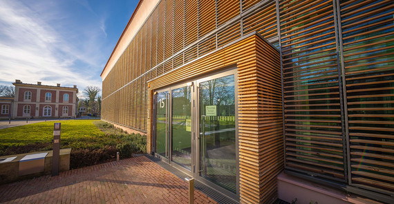 Haus 15 am nordöstlichen Ende des Campus Neues Palais. Haus 15 am nordöstlichen Ende des Campus Neues Palais.