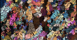 schwarze Fläche mit bunten Abschnitten