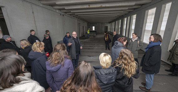 Gäste besichtigen beim Richtfest das neue Gebäude für die Lehrerbildung an der Universität Potsdam.
