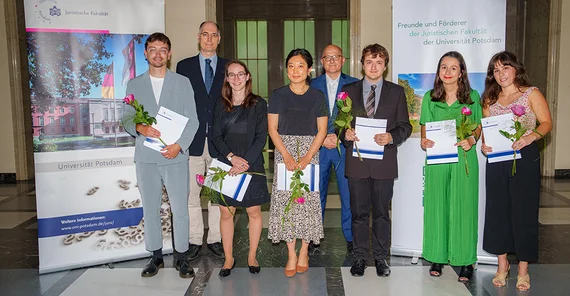 Gruppe von Menschen mit Urkunden