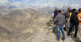 Blick in die Tiefe und auf den Tethys-Himalaya. Foto: L. Heinecke