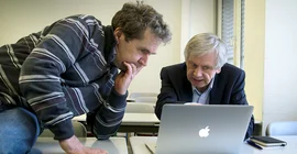 In gemeinsamer Forschung vertieft wie am ersten Tag – Linguist Gisbert Fanselow und Psychologie Reinhold Kliegl, 2014 | Foto: ZIM