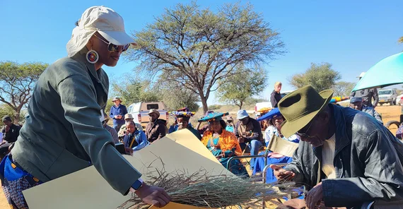 Mann prüft Grasproben