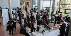 Menschen bei einer Tagung auf dem Campus Griebnitzsee