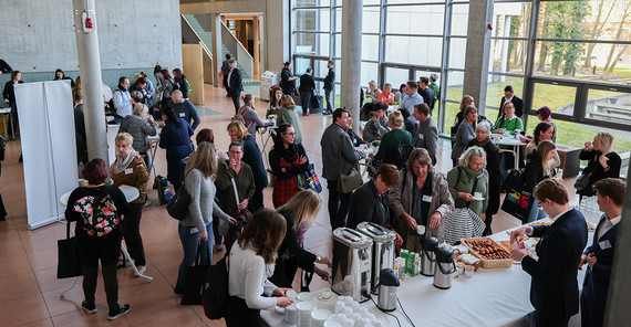 Menschen bei einer Tagung auf dem Campus Griebnitzsee