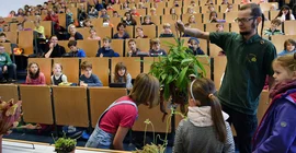 Steffen Ramm vom Botanischen Garten führt durch die Welt der fleischfressenden Pflanzen.