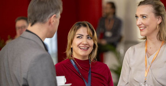 Absolventin Entisar Karkokli (M.) aus Syrien im Gespräch mit Projektleiterin Dr. Anna Aleksandra Wojciechowicz (r.)