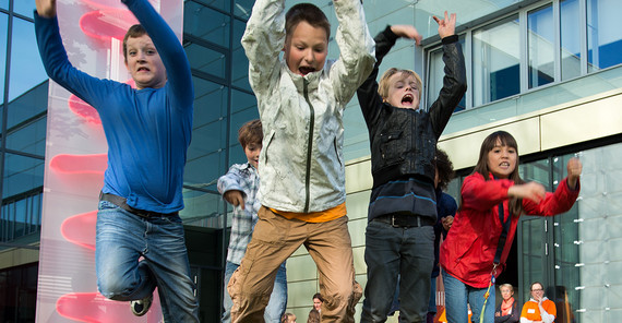 Vier Kinder springen