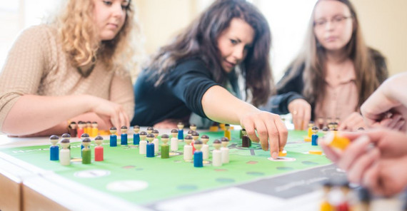 Das Planspiel „Wir sind Brandenburg – Demographic Games 3000“ soll die Herausforderungen des demografischen Wandels für Schülerinnen und Schüler begreifbar machen. Foto: Netzwerk Studienorientierung BB/Matthias Friel