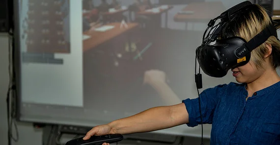 Studentin im „virtuellen Klassenzimmer“. | Foto: Tobias Hopfgarten.