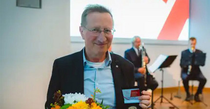 Prof. Dr. Wilfried Schubarth with a bouquet of flowers and Fontane-medal.