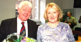 Rektor Prof. Dr. Wolfgang Loschelder gratuliert Dr. Uta Sändig zur Wahl als Vorsitzende des Senats der Universität Potsdam im Jahr 1999. | Foto: Karla Fritze