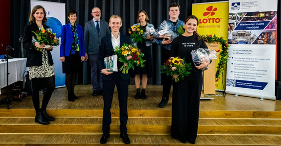 Dr. Julian Risch ist in der Bildmitte zu sehen. Das Foto ist von Adam Sevens.