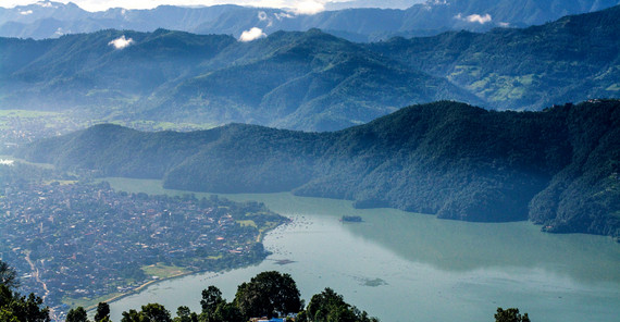 Phewa Lake, eine Attraktion der Stadt Pokhara. Der See wurde durch Schutt aus dem Hohen Himalaya gestaut. Ob dies infolge der großen mittelalterlichen Erdbeben passierte, ist noch unklar. Foto: Oliver Korup