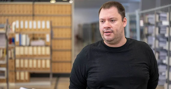 Mitarbeiter Robert Fröhlich im Universitätsarchiv.