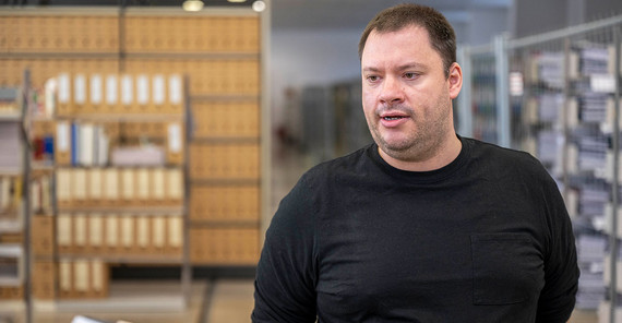 Mitarbeiter Robert Fröhlich im Universitätsarchiv.