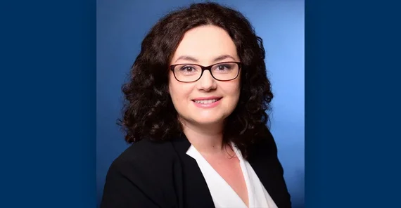 Portraitfoto von Absolventin Adela Gigea.