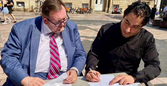 Professor Dr. Mouhanad Khorchide und Rabbiner Professor Dr. Walter Homolka unterschreiben Kooperation