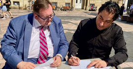 Professor Dr. Mouhanad Khorchide und Rabbiner Professor Dr. Walter Homolka unterschreiben Kooperation