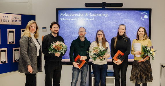 Einige Personen bei einer Preisverleihung