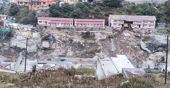 Ein vom Fluss unterspültes Gebäude in der Pilgerstadt Badrinath.
