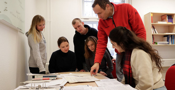 The Team „TubeWork“ are sitting together at the desk and discussing the results.