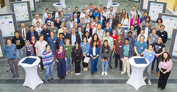 Die Forschenden des Sonderforschungsbereichs „Elementarprozesse lichtgetriebener Reaktionen an Nanoskaligen Metallen“ (SFB 1636).