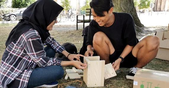 SDA-Teilnehmende bauen auf der Wiese