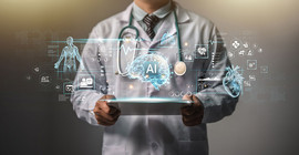 Symbolbild: Bildausschnitt eines Menshcen in weißem Kittel mit Stethoskop um den Hals. Die Person hält ein Pad in den Händen über dem holografisch anmutende Symbole und Darstellungen aus dem Bereich Medizin schweben.