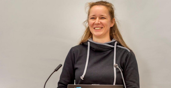 Maschinenhaus-Transferptojekt abgeschlossen Prof. Dr.-Ing. Ulrike Lucke erläutert die Maßnahmen im Transferprojekt mit dem Bachelorstudiengang Informatik/Computational Science. Das Foto ist von Tobias Hopfgarten.