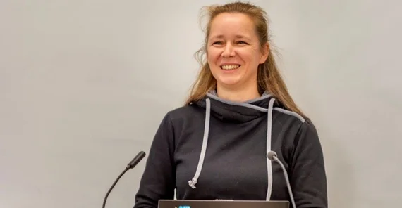 Prof. Dr.-Ing. Ulrike Lucke erläutert die Maßnahmen im Transferprojekt mit dem Bachelorstudiengang Informatik/Computational Science. Das Foto ist von Tobias Hopfgarten.