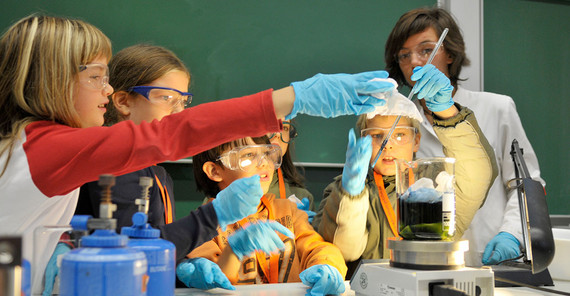 Chemievorlesung bei der Kinder-Universität 2008. Kinder experimentieren.