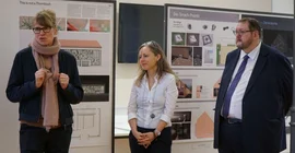 Die Künstlerin Eva Leitolf (l.) im Gespräch mit Finanzstaatssekretärin Daniela Trochowski und Rabbiner Prof. Dr. Walter Homolka. Foto: Ulrike Rehberg.