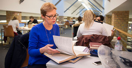 Die 66-jährige Daniela Hartmann in der Bereichsbibliothek Griebnitzsee. | Foto: Thomas Roese